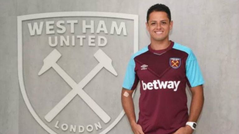 Javier Hernández durante su presentación con el West Ham 