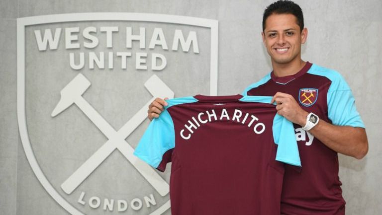 Chicharito posa con la playera del West Ham 