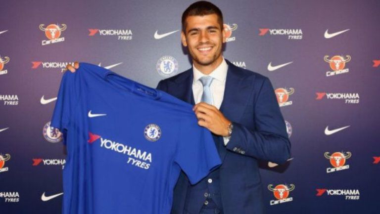 Morata posa con la playera del Chelsea