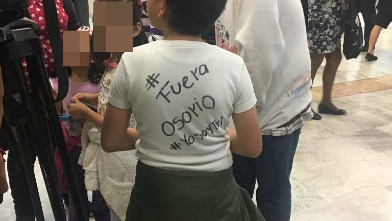 Seguidor del Tri con la frase "#FueraOsorio" en su playera