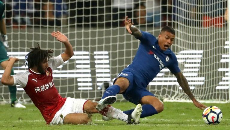 Mohamed El Nenny disputa un balón con Kenedy (izq) en el juego entre Arsenal y Chelsea