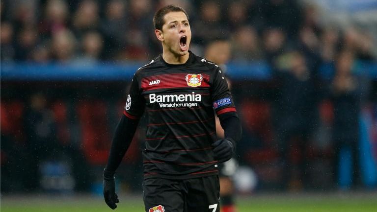 Chicharito, en un juego con el Bayer Leverkusen