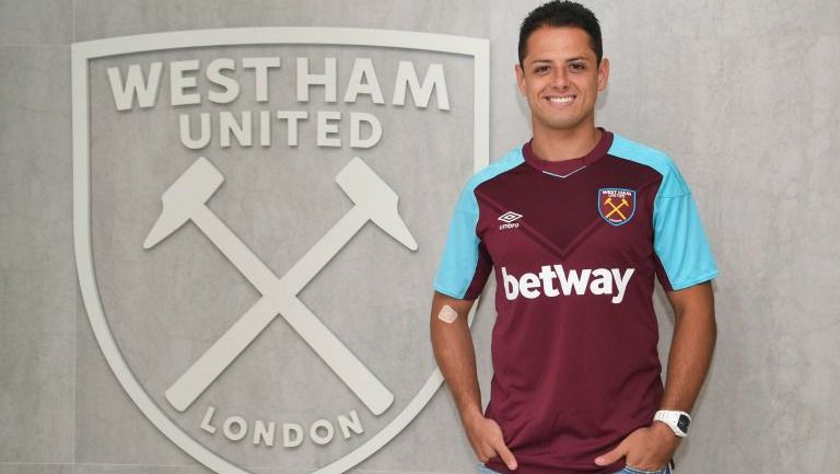 Chicharito sonríe junto al escudo del West Ham