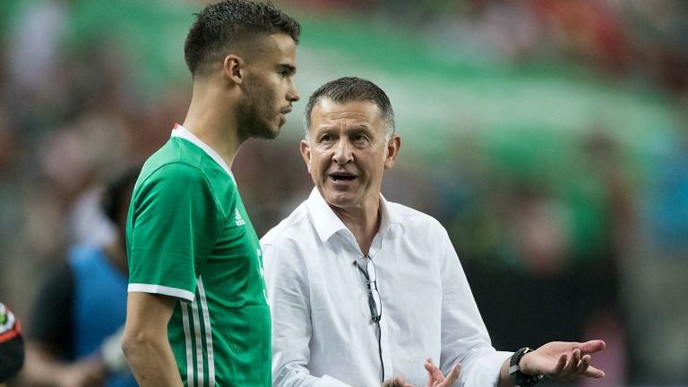Diego Reyes escucha las indicaciones de Osorio en un juego del Tri