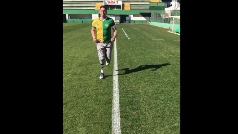 Jackson Follmann corre en la cancha del Chapecoense