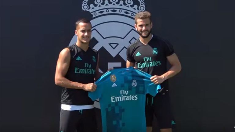 Lucas Vázquez y Nacho posan con el tercer jersey del Real Madrid