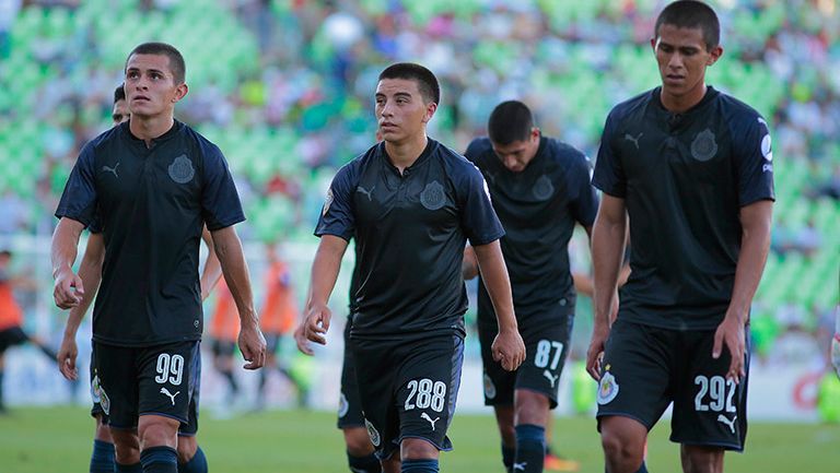 Futbolistas de Chivas salen cabizbajos del terreno de juego