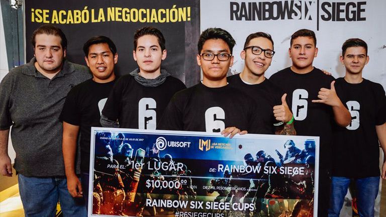 Shadows e-Sports presume su cheque de campeón de la Rainbow Six Siege Cups