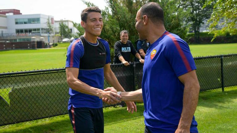 Moreno saluda a Cafú, quien visitó a La Loba en un entrenamiento
