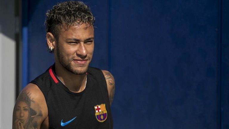 Neymar llega a un entrenamiento con Barcelona
