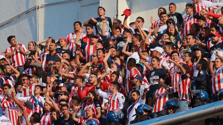 Afición de Chivas apoya a su equipo en el Estadio Azul