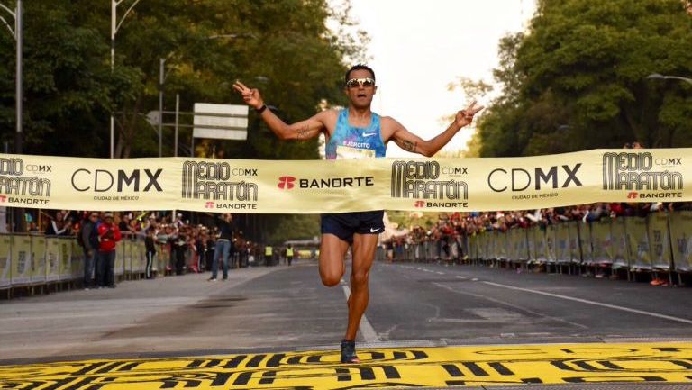 Juan Luis Barrios cruza la meta del Medio Maratón