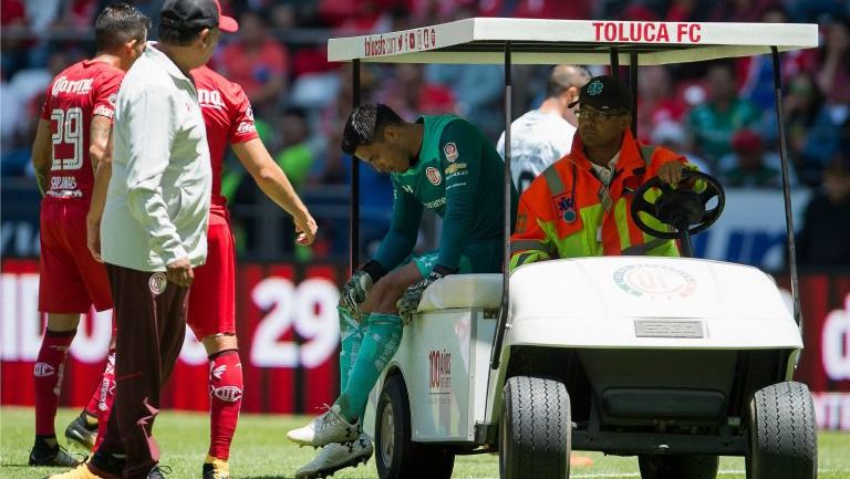 Alfredo Talavera abandona la cancha en el carrito de emergencias