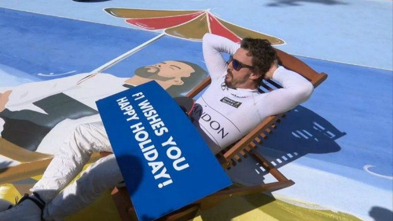Fernando Alonso toma el sol junto a su mural 