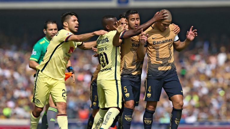 Los jugadores de América y Pumas se enfrascan en una pelea durante la Semifinal del A2015