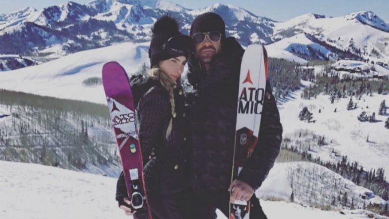 Criss Angel y Belinda esquiando en la nieve