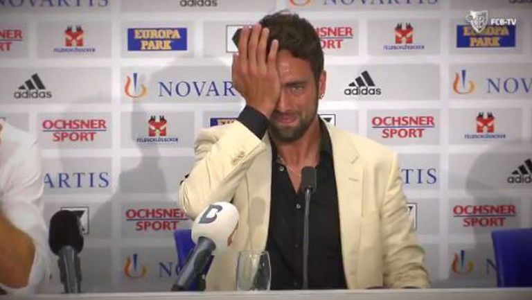 Matías Delgado llora en conferencia de prensa