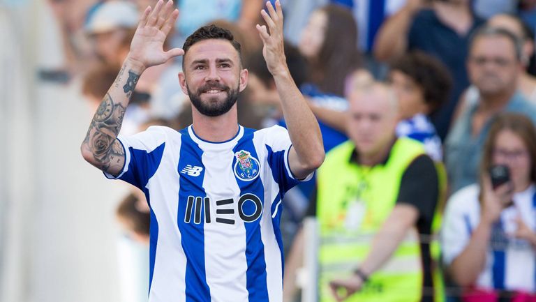 Layún saluda a la afición del Porto en su presentación 