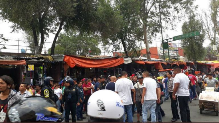 Un grupo de personas aguardan en la zona de la balacera en Tepito