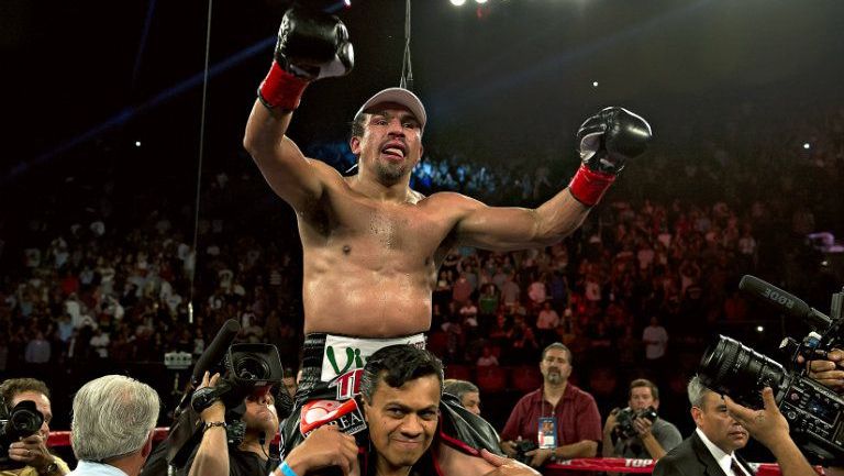 Márquez celebra la victoria en un combate