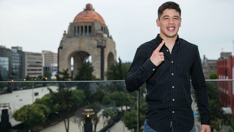 Moreno posa para RÉCORD, en el Monumento a la Revolución