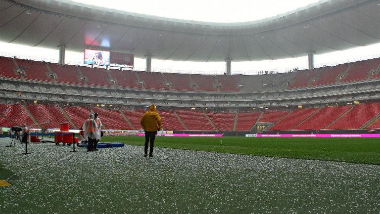 El granizo en el terreno de juego del Estadio Chivas