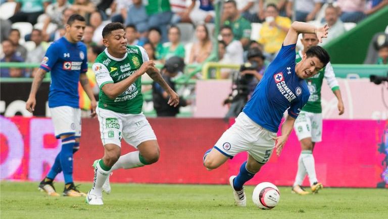 Silva y Mejía disputan un balón en el León vs Cruz Azul