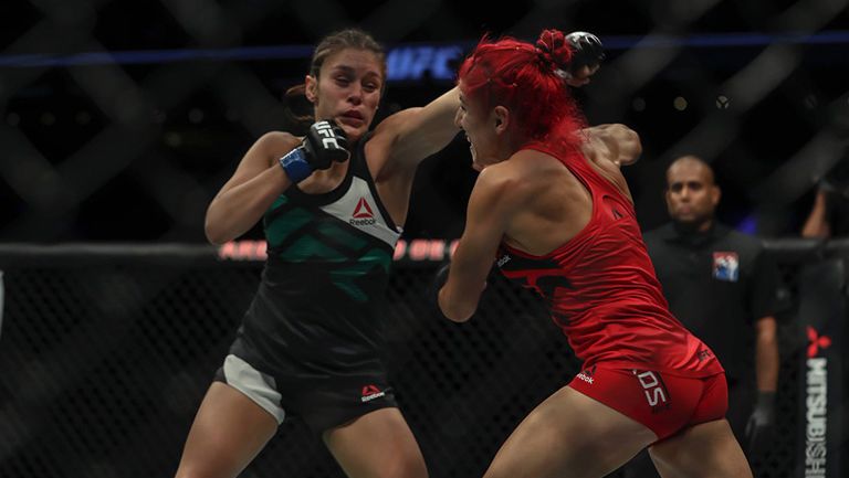 Alexa Grasso (izq) le da un golpe a Markos