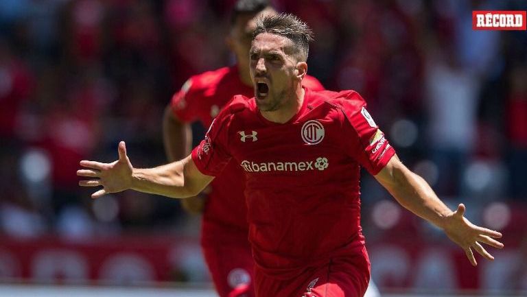 Hauche festeja un gol con el Toluca en el juego contra Atlas