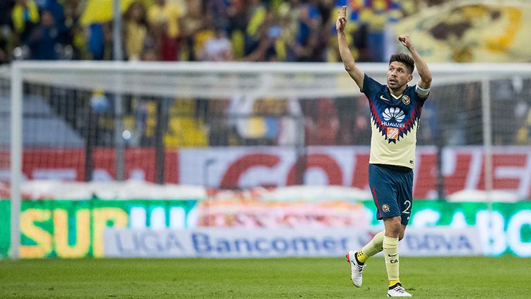 Oribe Peralta en el partido contra Pumas 