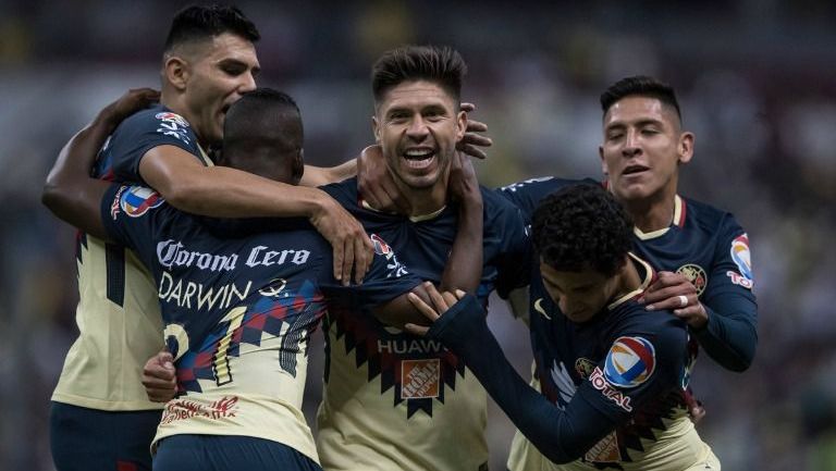 Jugadores del América celebran un gol frente a Pumas