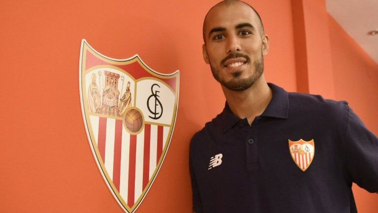 Pizarro sonríe junto al escudo del Sevilla