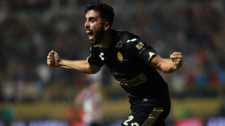 Néstor Vidrio festeja un gol con Dorados