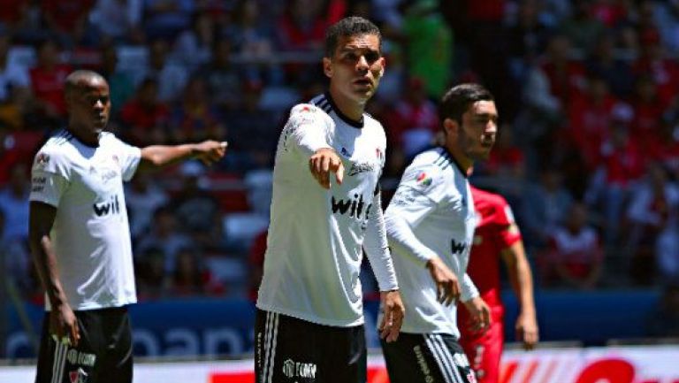Rafa Máquez señala una falta en el duelo contra Toluca