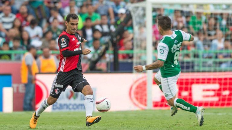 Rafa Márquez remata frente a la delantera de León