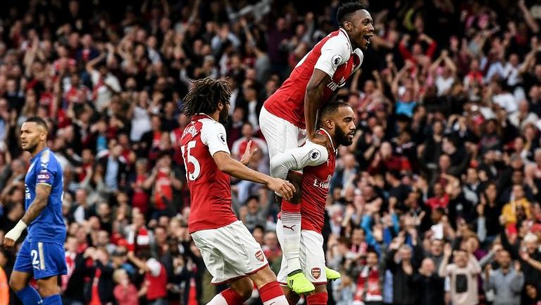 Lacazette celebra junto a Welbeck y Chamberlain su gol contra los Foxes