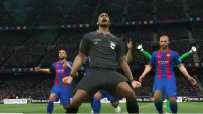 Imagen del árbitro celebrando un gol del Barcelona en un  videojuego