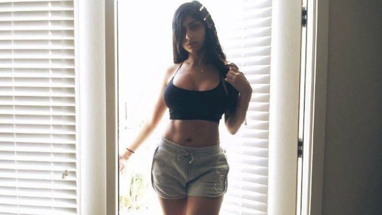 Mia Khalifa posa sexy para una foto