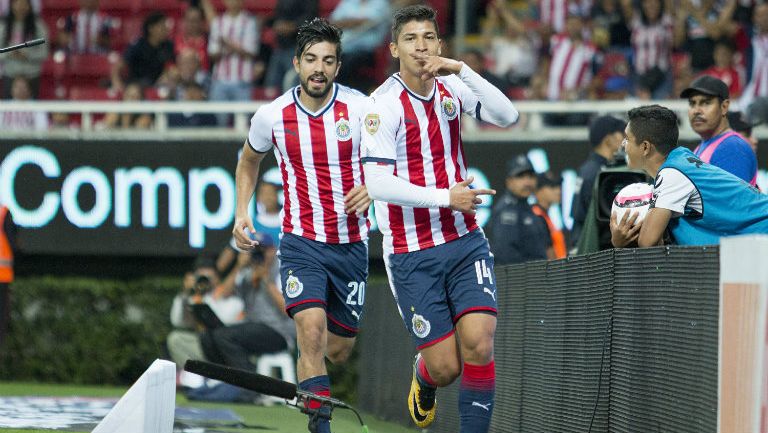 Zaldívar celebrando un gol con Chivas en el Apertura 2017