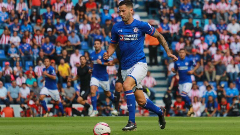 Édgar Méndez conduce un balón en un duelo de Cruz Azul