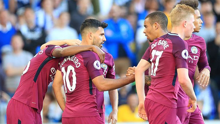 Jugadores del Manchester City celebran gol contra el Brighton 