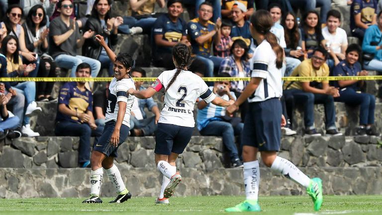 Dania Padilla celebra un gol de Pumas frente al Veracruz