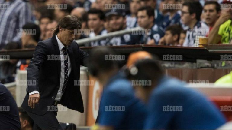 Matías Almeyda, enojado sale del campo de Rayados