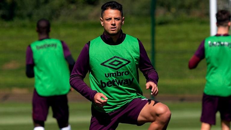 Chicharito, durante un entrenamiento con West Ham