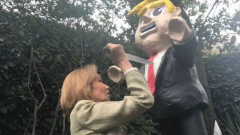Guadalupe Loaeza 'apuñala' piñata de Trump