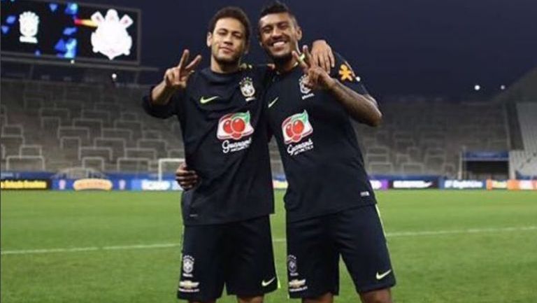 Neymar y Paulinho tras un entrenamiento con Brasil 