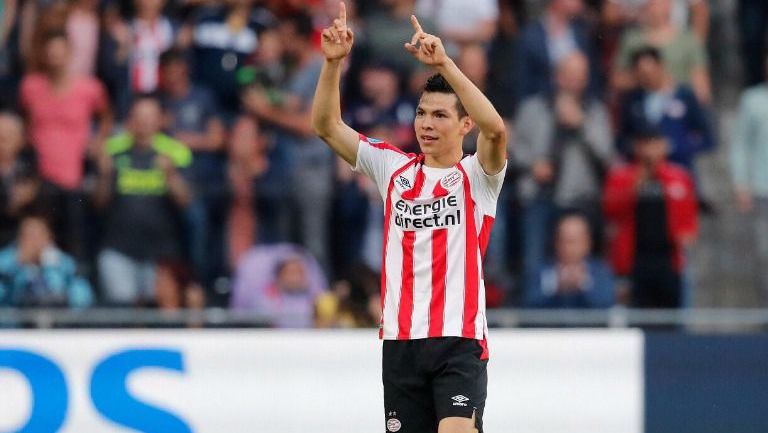 Lozano festeja su primer gol con el PSV
