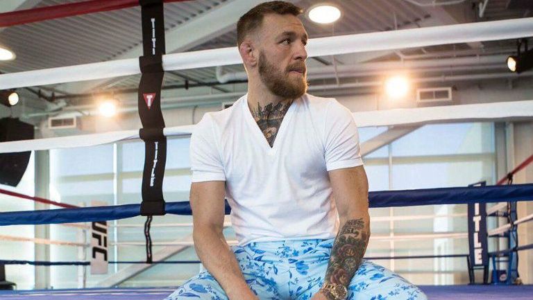 McGregor posa en una foto sobre el cuadrilátero