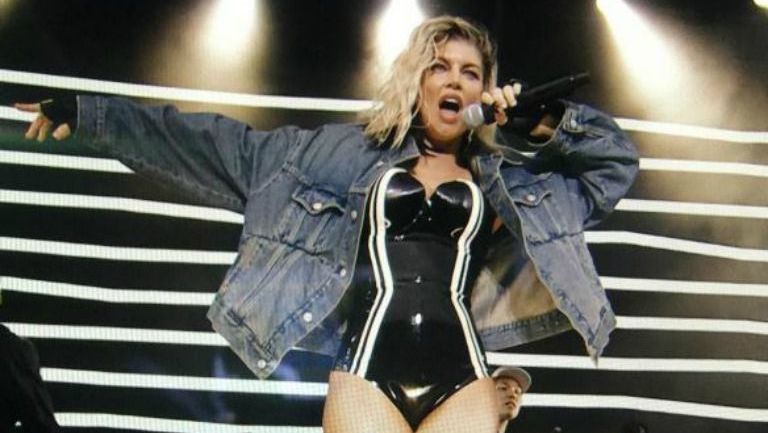 Fergie cantando en un concierto