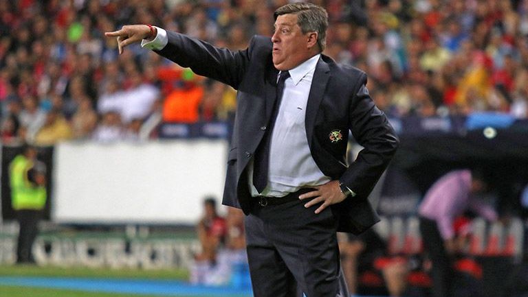 Miguel Herrera da indicaciones en juego contra Atlas